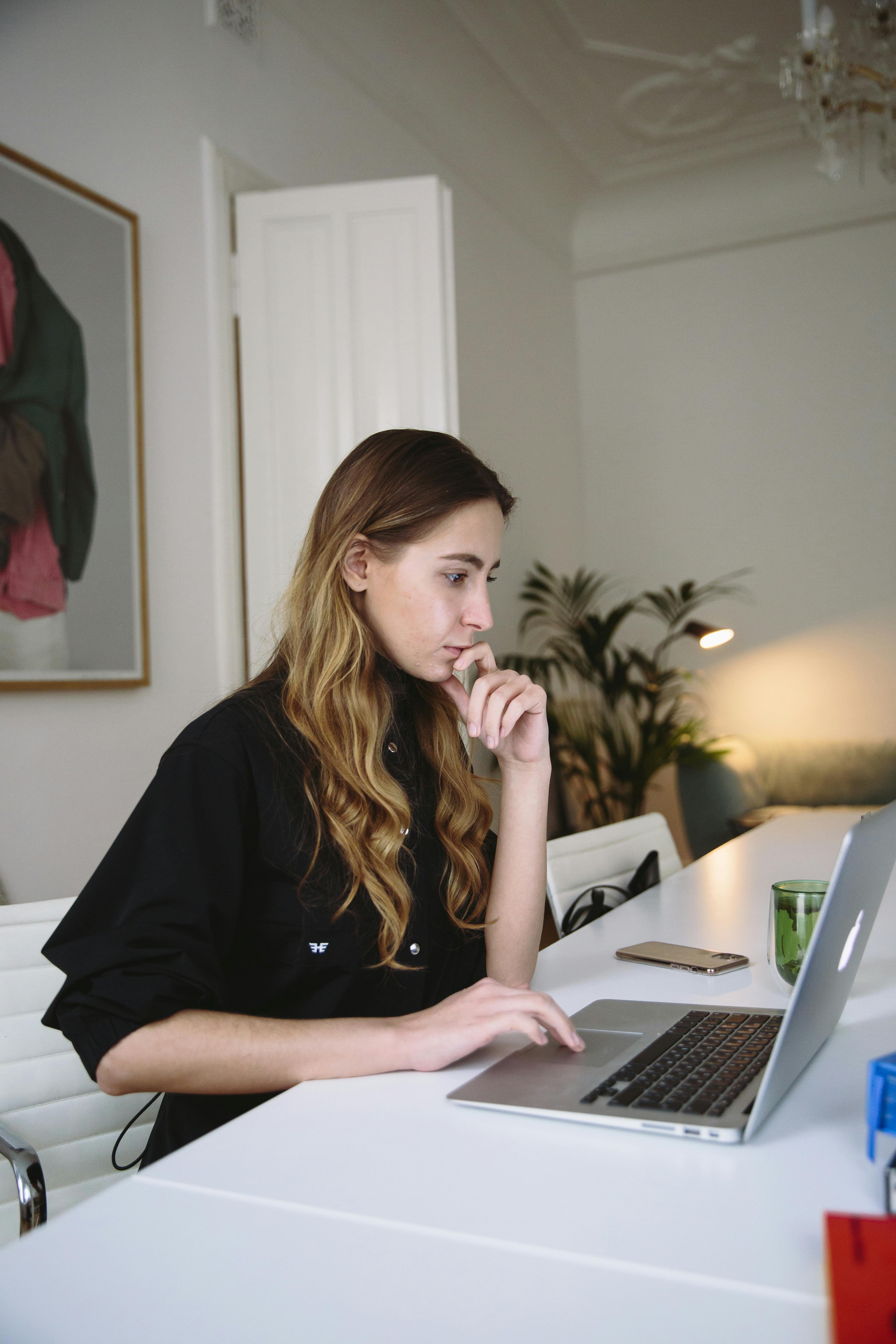 Freelancer working with intense concentration on a laptop.